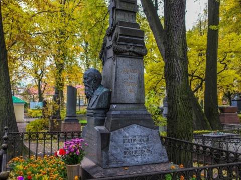 "Литераторскиеla pasarela" Волковского cementerio, que está enterrado