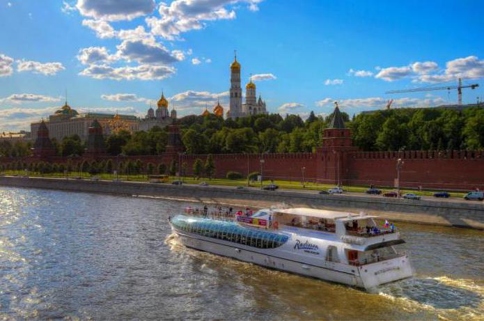excursion on the Moscow river on the boat