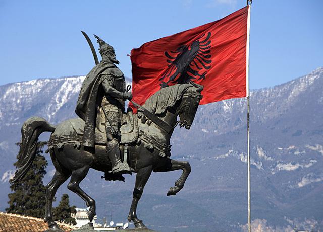 झंडा और हथियारों का कोट के साथ अल्बानिया