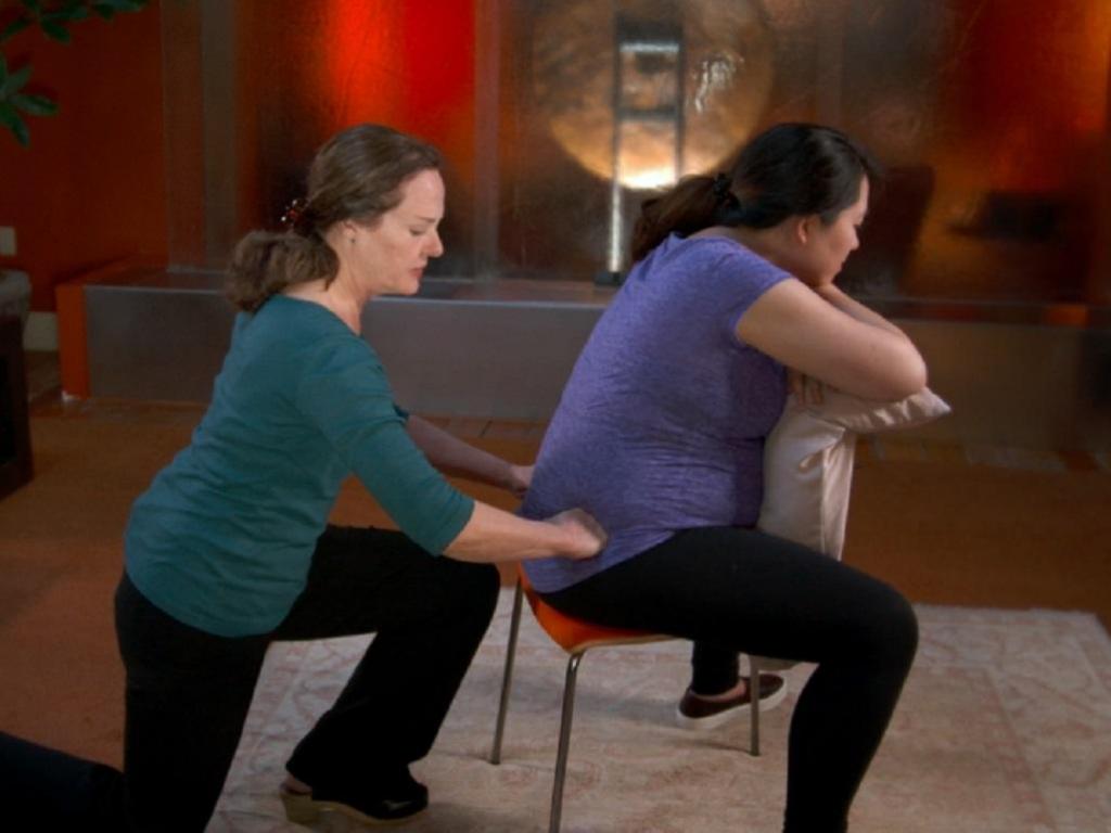 un masaje en la espalda para mujeres embarazadas
