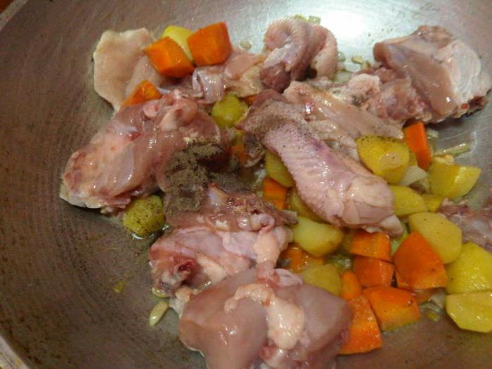 cómo preparar estofado de patatas con carne de pollo en un caldero receta