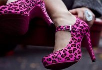 Mit dem tragen Leoparden-Schuhe?