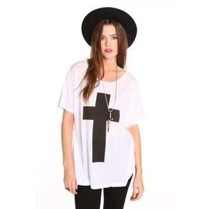 camiseta con una cruz