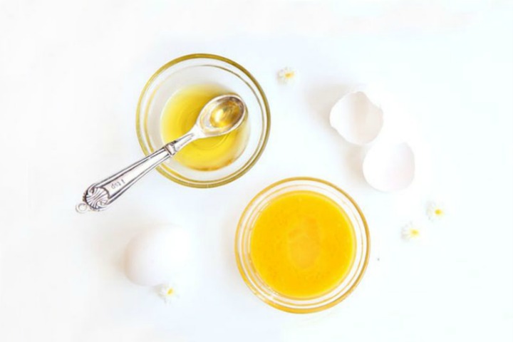 la Máscara para la piel seca con miel y yema de huevo