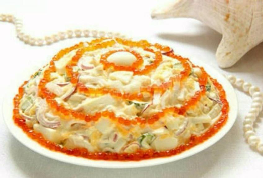 Salada com семгой e caviar