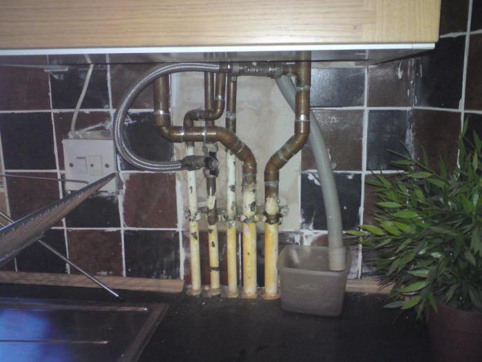 Gasrohr in der Küche als Foto verstecken