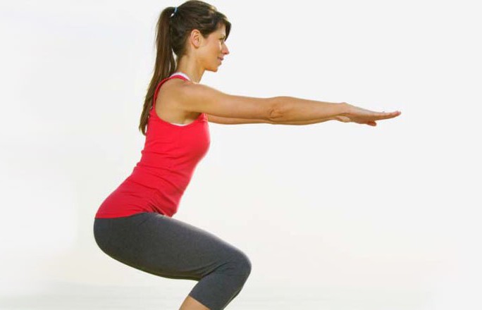 welche Muskeln arbeiten bei Gewicht beim Kniebeugen mit Hanteln