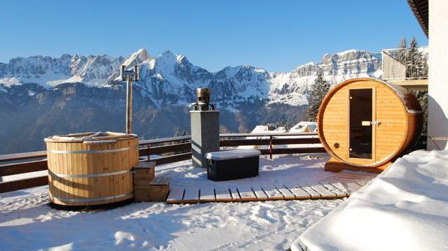 bath barrel with showers