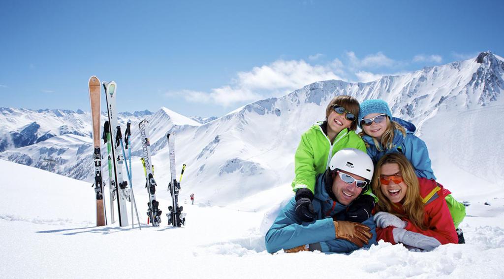 la familia en la estación de esquí