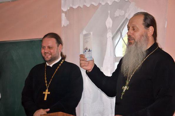 übergabe Wort mit Erzpriester Vladimir Golovin