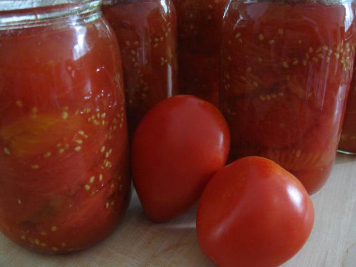 Dosen Tomaten mit basilikum für den Winter