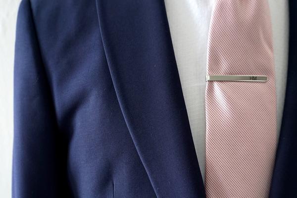 Срібло та краватка