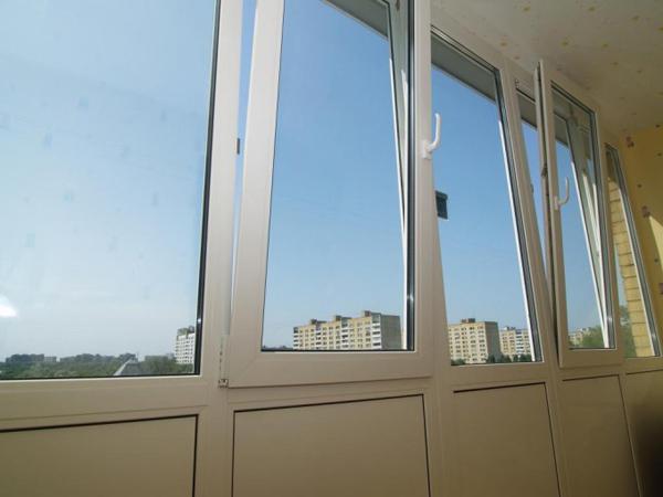 warme Verglasung der Balkons in der Chruschtschow