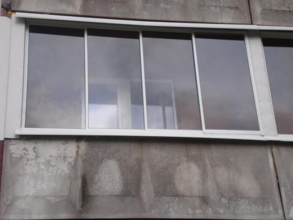 la colocacin de cristales de los balcones en san petersburgo el bloque de cinco pisos