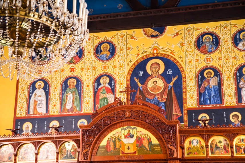 Imagen de la santísima virgen en la iglesia de la pared se denomina iconostasio