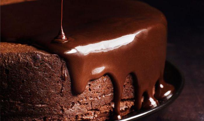 çikolatalı kek üzerine kaynar suda