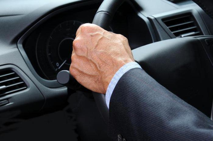 cómo mantener el volante durante la conducción