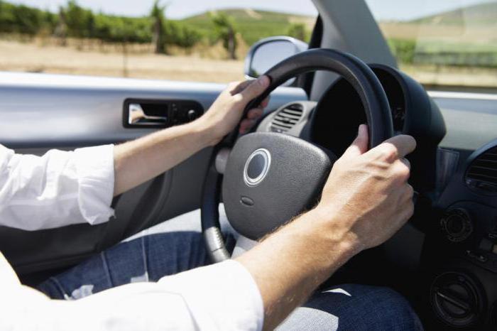 cómo mantener las manos en el volante