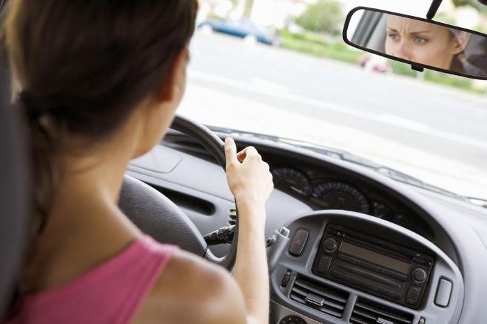 cómo mantener el volante durante la conducción del vehículo