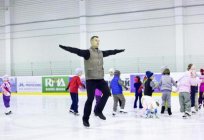 A escola de patinação artística, em Moscou, a seção, clubes para crianças e adultos