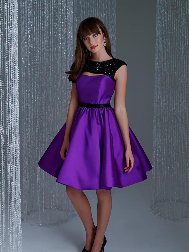 ドレスの紫の