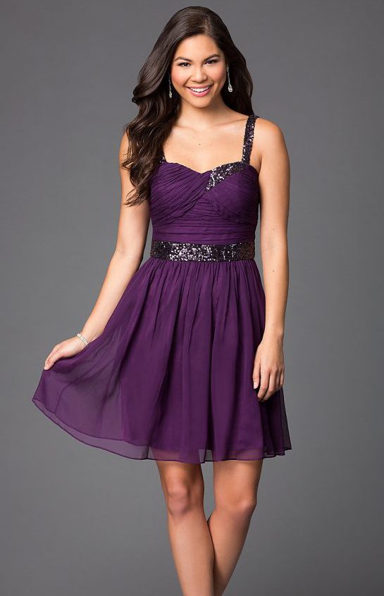 短い紫色の服