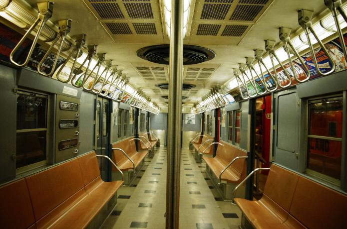 Verletzung der Passagier die Regeln der Benutzung der U-Bahn