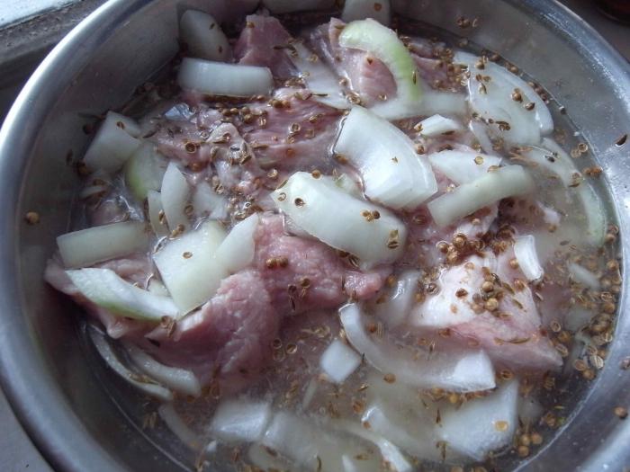la marinada de agua mineral para la barbacoa de carne de cerdo