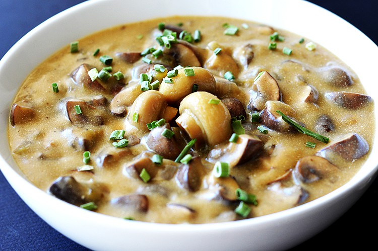 Pilz-Suppe in große Teller