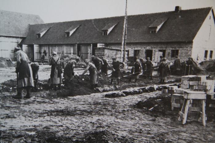 拉文斯布吕克集中营纪念碑