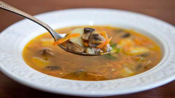 gotować zupę z kiszonej kapusty z mięsem