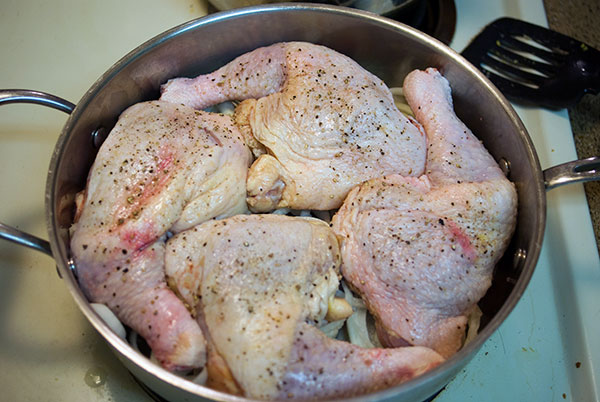las piernas de pollo al Horno en el horno de la foto