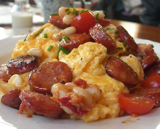 scrambled eggs with sausage and tomatoes