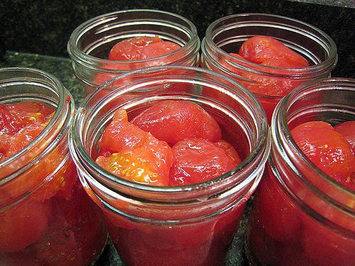 Konservierung von Tomaten im Apfel Saft