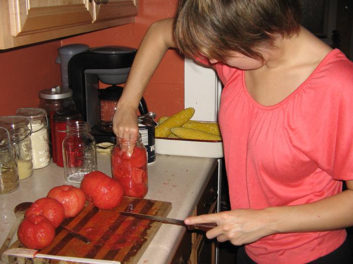 escabeche de tomates en el zumo de manzana jugo