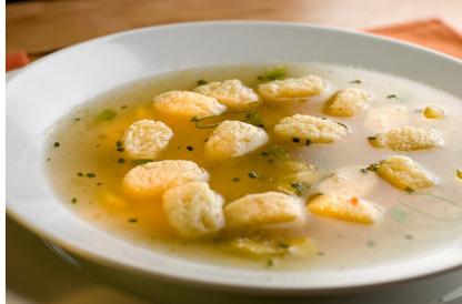 Gotowanie zupy z kluskami