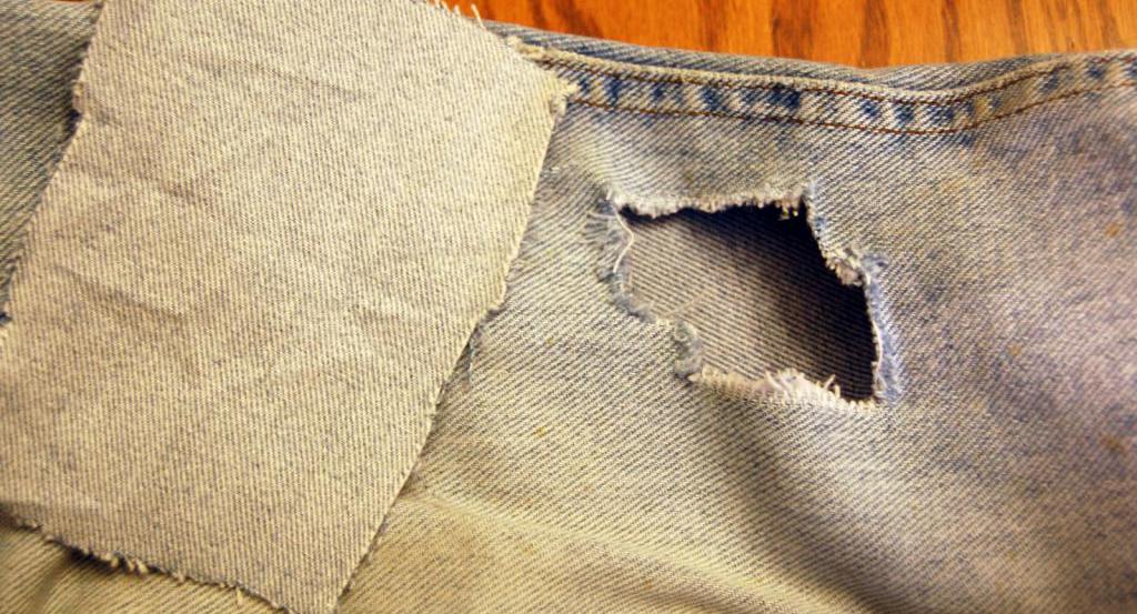 cómo coser el agujero en los pantalones vaqueros