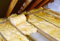 The roof insulation from the inside with your hands. Technology roof insulation