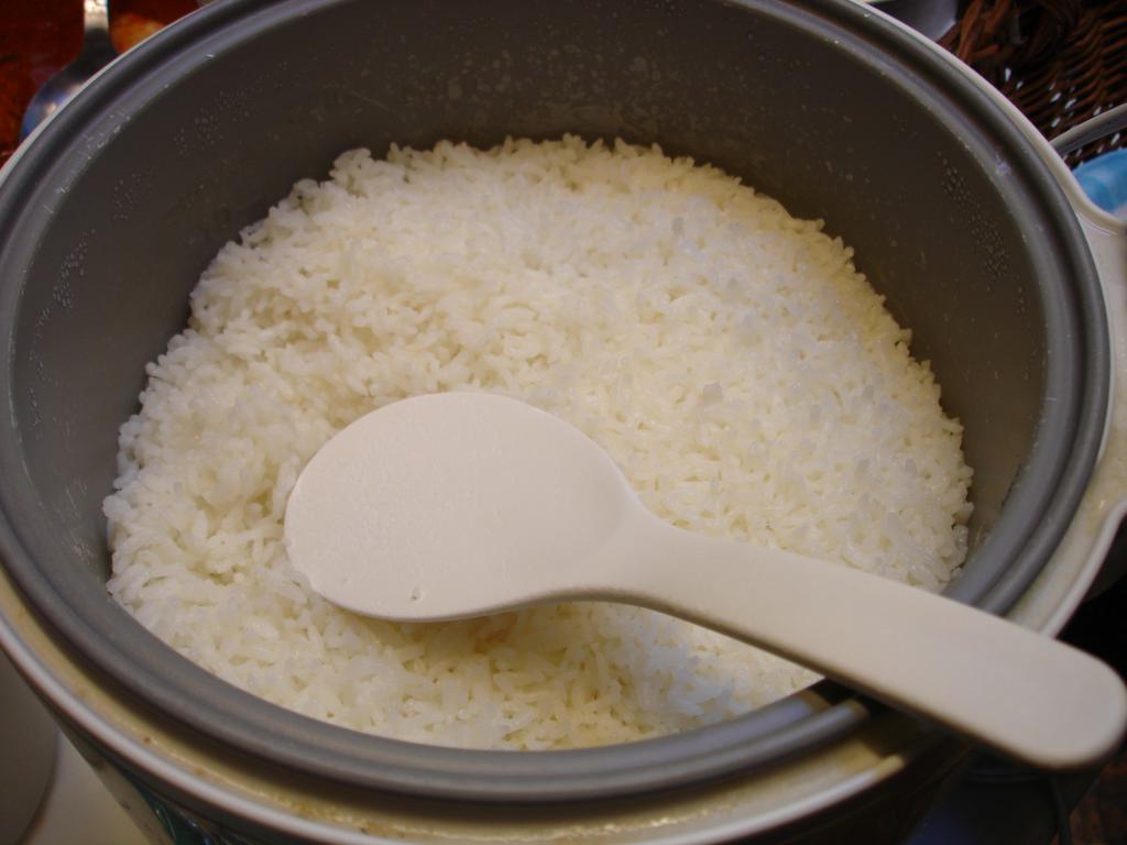 Wie zu Kochen ist krümelig Reis in der Pfanne