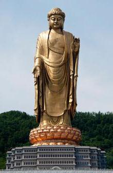 a Estátua de Buda de primavera do templo