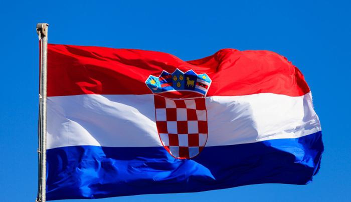 o brasão de armas e a bandeira da croácia, a