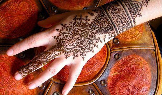 padrões de henna no corpo