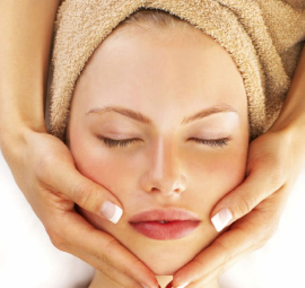 Masaje facial anti-arrugas en el hogar