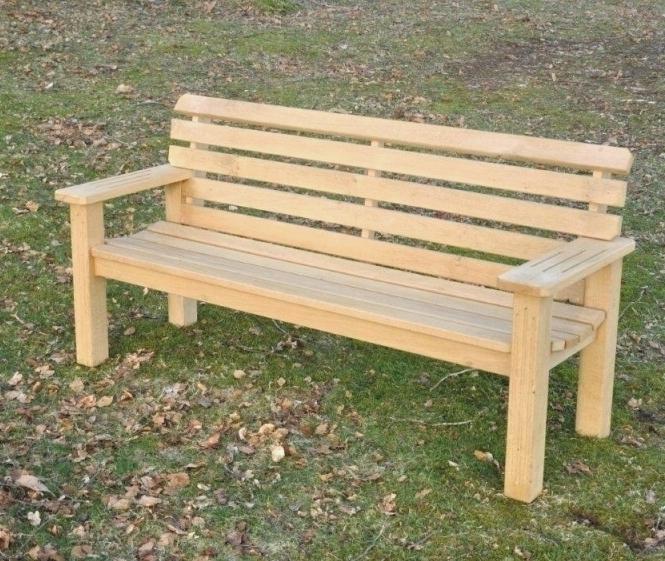 ławka ogrodowa wykonana własnoręcznie z litego drewna