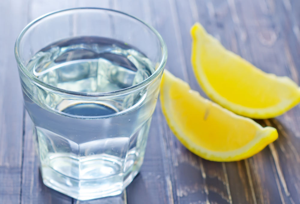 Wasser mit Zitrone
