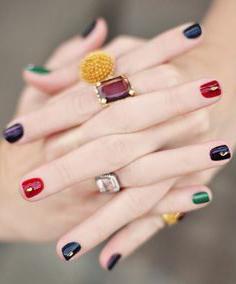 a combinação de cores em unhas de feng shui