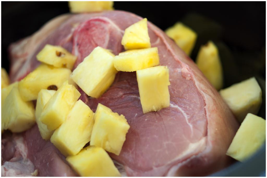 Como cozinhar a carne de porco com abacaxi?