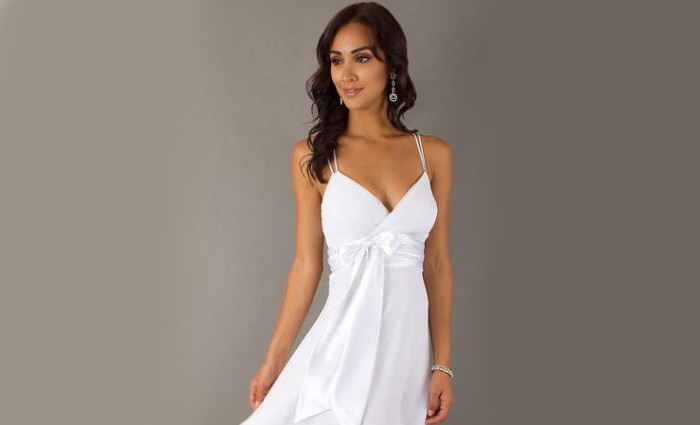 सफेद कॉकटेल पोशाक