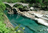 Die transparente Wasserstrom - Verzasca (Fluss in der Schweiz)