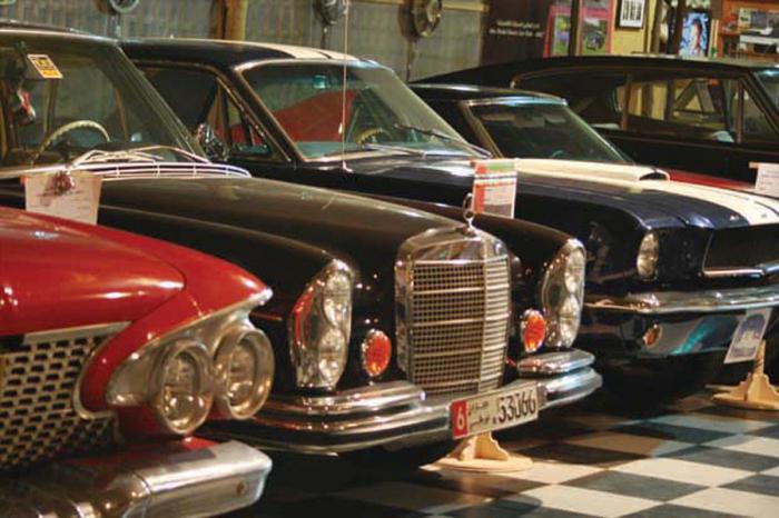 संग्रहालय में पुरानी कारों की